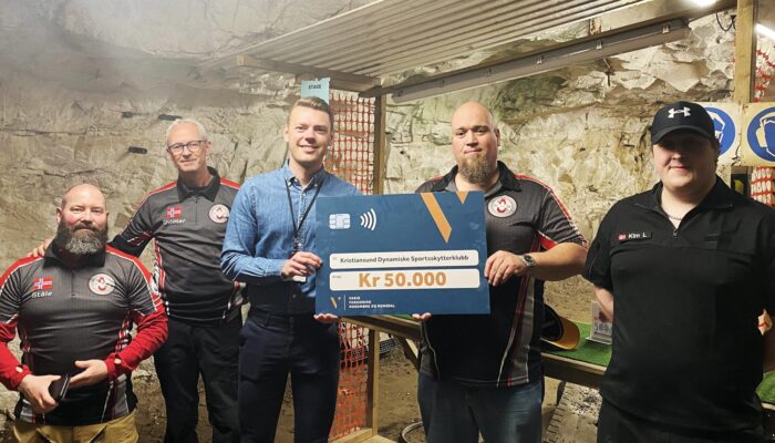 Forsikringsrådgiver Magnus Kleivenes I Varig Forsikring Overrekker Klubben Gavesjekken På Kr 50.000