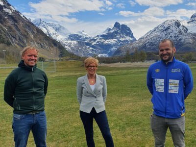 Thomas Rødstøl, Styreleder Og Aksel Berget Skjølsvik, Daglig Leder I Åndalsnes IF, Sammen Med Kari Buvik Fra Varig Forsikring Nordmøre Og Romsdal.