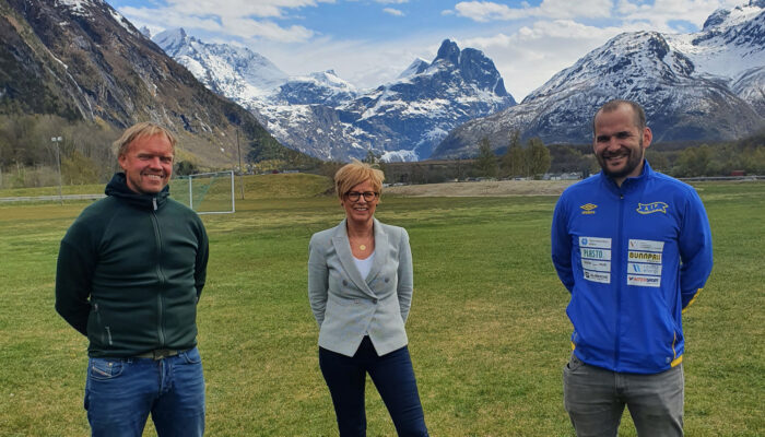 Thomas Rødstøl, Styreleder Og Aksel Berget Skjølsvik, Daglig Leder I Åndalsnes IF, Sammen Med Kari Buvik Fra Varig Forsikring Nordmøre Og Romsdal.