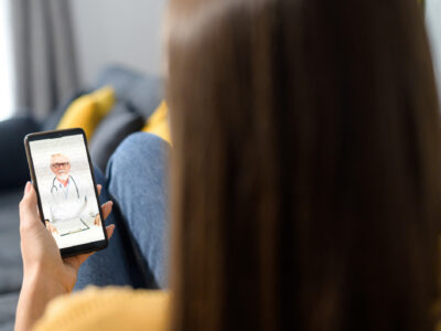 Lege På Mobil - Syk På Reise. Reiseforsikring Varig Forsikring Nordmøre Og Romsdal