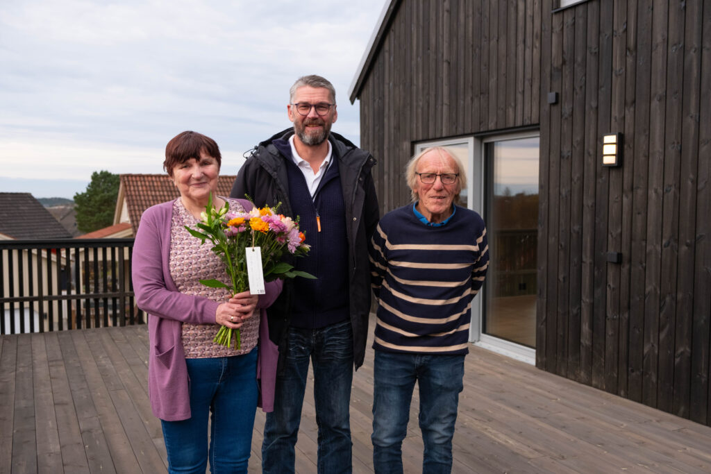 Marit Solibakke Mittet og Ole Edvard Mittet er strålende fornøyd med det nye huset sitt i Myrullveien 26. Her sammen med Leif M. Sevaldsen i Varig Forsikring Nordmøre og Romsdal. 