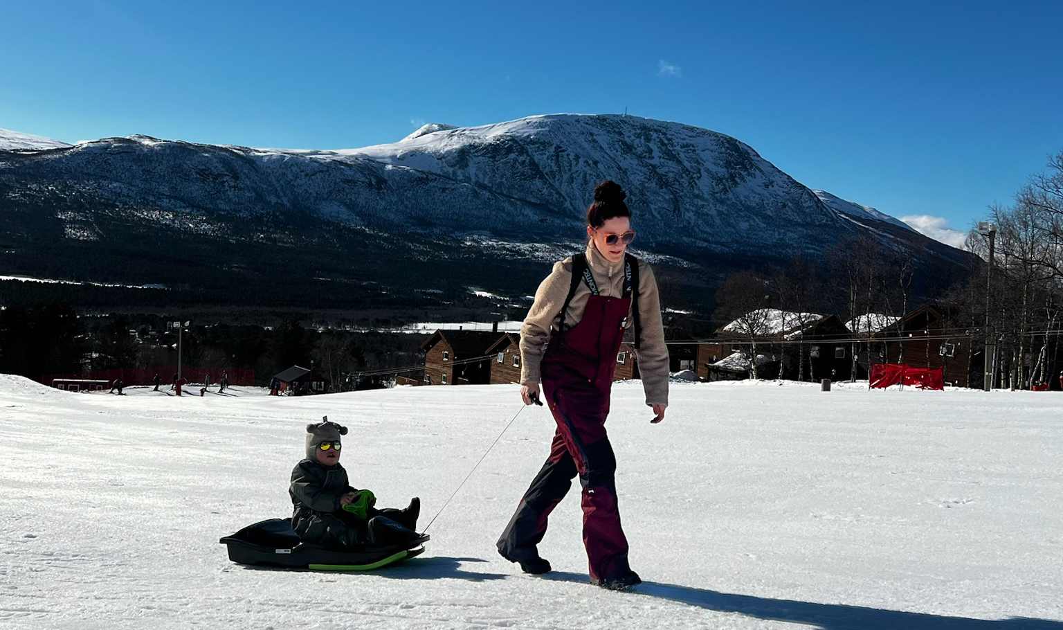 Mor og sønn i akebakke påskeferie
