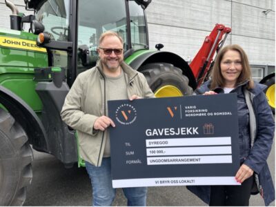 Kunderådgiver Landbruk Mette Huus Farstad Er Stolt Over å Kunne Overrekke Gavesjekk På 100 000 Til Odd Arne Halaas, Daglig Leder For Dyregod-dagane Og SUS I Gjemnes.