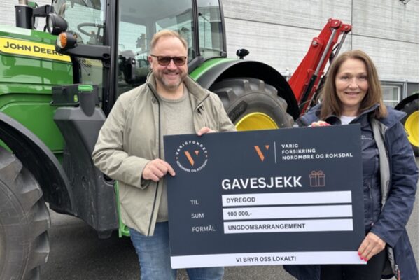Kunderådgiver Landbruk Mette Huus Farstad Er Stolt Over å Kunne Overrekke Gavesjekk På 100 000 Til Odd Arne Halaas, Daglig Leder For Dyregod-dagane Og SUS I Gjemnes.