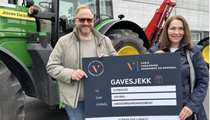 Kunderådgiver Landbruk Mette Huus Farstad Er Stolt Over å Kunne Overrekke Gavesjekk På 100 000 Til Odd Arne Halaas, Daglig Leder For Dyregod-dagane Og SUS I Gjemnes.